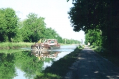 img142 25.5.04 - dopo Hallignicourt ritrovo il canale, che, poi su sterrato, arriverà fino a Vitry le François