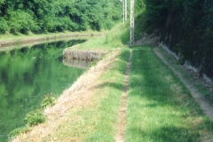 img153 27.5.04 Canale di St Quintin, dopo pochi km diventa così. ''E uno'' conta di arrivare a Calais facendo sempre queste strade ... (segue)