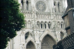 img176 30.5.04 domenica - AMIENS. Ha appena smesso di piovere (una pioggia feroce), ne approfitto per una foto...