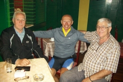 3 n (140) Bela Crkva (Serbia). Tre giovanotti al bar