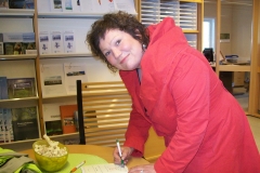 7 29 9.7.2012 Il Sindaco di Kirkenes firma la 'credenziale' di Diego